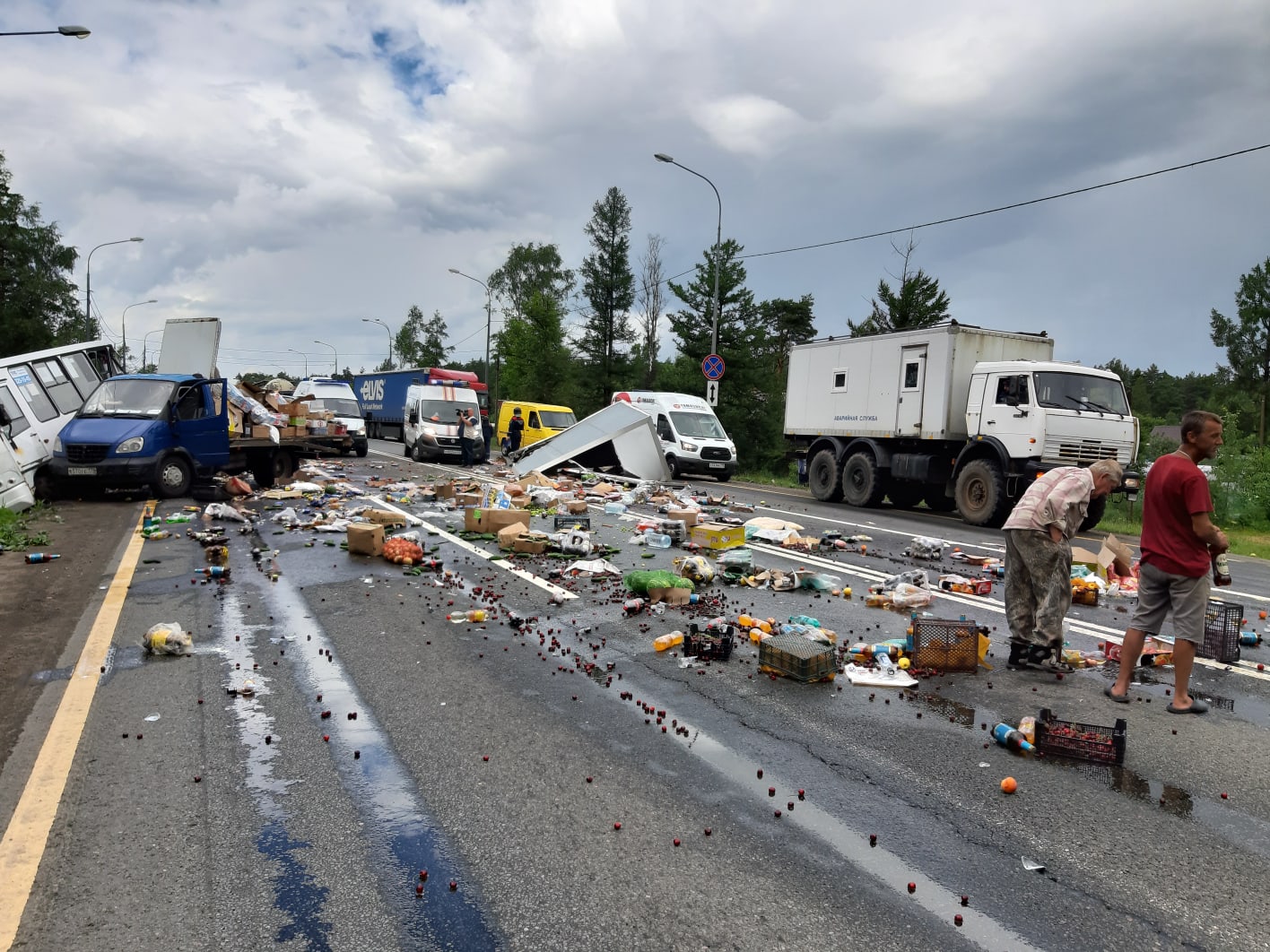 В Ленобласти федеральную трассу засыпало едой после ДТП с маршруткой