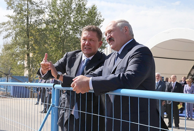 Александр Лукашенко и председатель правления ПАО «Газпром» Алексей Миллер, 21 августа 2015 года