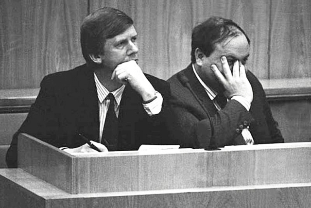 Анатолий Чубайс и Егор Гайдар на обсуждении депутатами плана экономических реформ. 1990-е