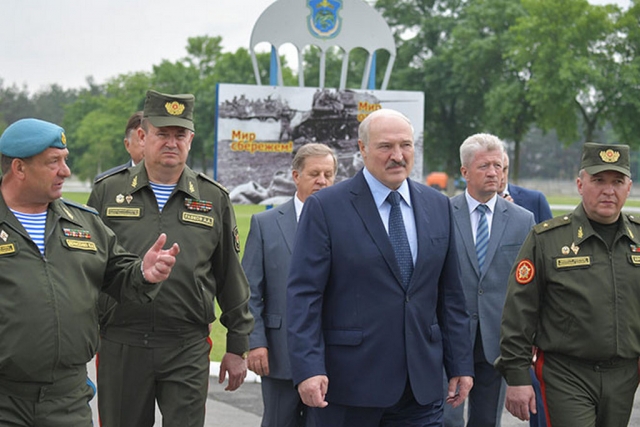 Александр Лукашенко во время посещения 38-й Брестской отдельной гвардейской десантно-штурмовой Венской Краснознаменной бригады 