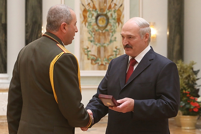Александр Лукашенко награждает орденом «За службу Родине» III степени главу МВД Белоруссии Юрия Караева 