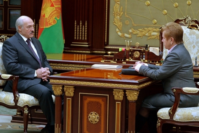 Александр Лукашенко и глава Центризбиркома Лидия Ермошина 