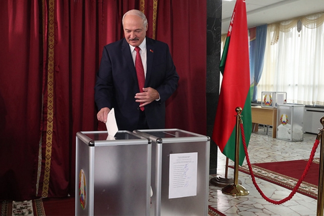 Александр Лукашенко на избирательном участке 