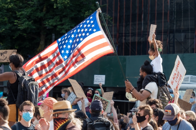 Протестующие с флагом США 