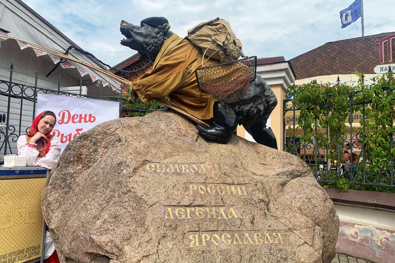 В Ярославле на День рыбака «переоделся» памятник медведю