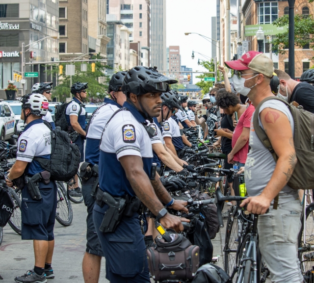 Полиция и протестующие в США