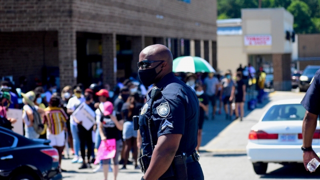 Полицейский обеспечивает порядок на марше протеста в США