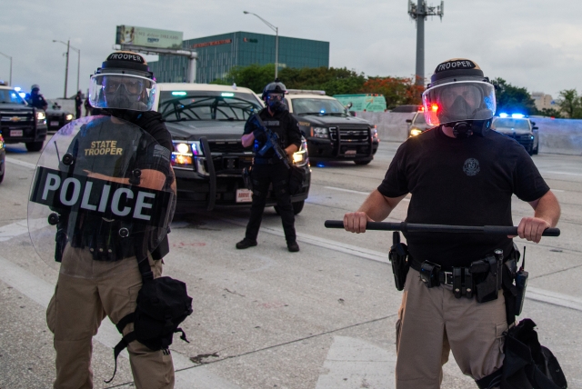 Полиция на акциях протеста в США