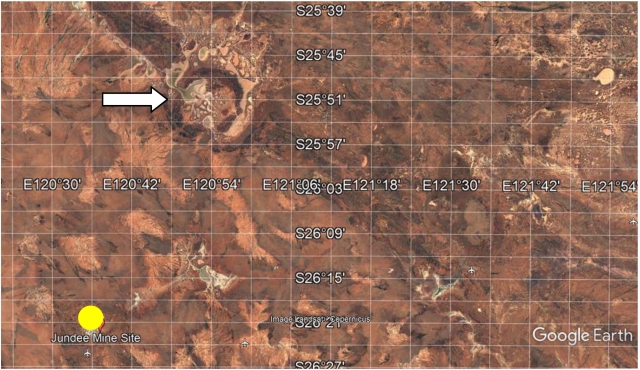 Рис. 21. Месторождение золота Джуди и кольцевая структура Шумейкер диаметром 30 км (указана стрелкой), расположенная на тектоническом разломе