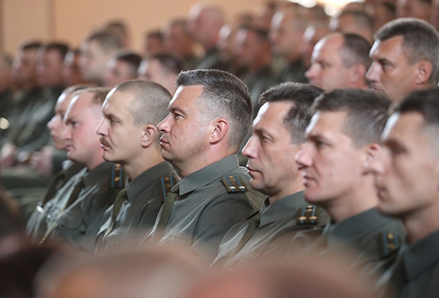 Во время встречи Александра Лукашенко с воинским коллективом 5-й отдельной бригады специального назначения в Марьиной Горке, 24 июля 2020 года