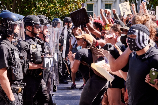 Протестующие и полиция. США