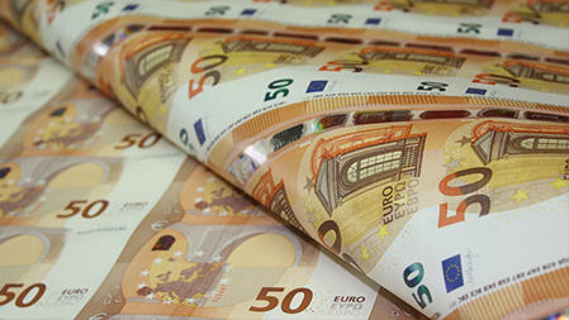 Наличные евро в банках. 15 Евро в рублях. Banknotes 2022.