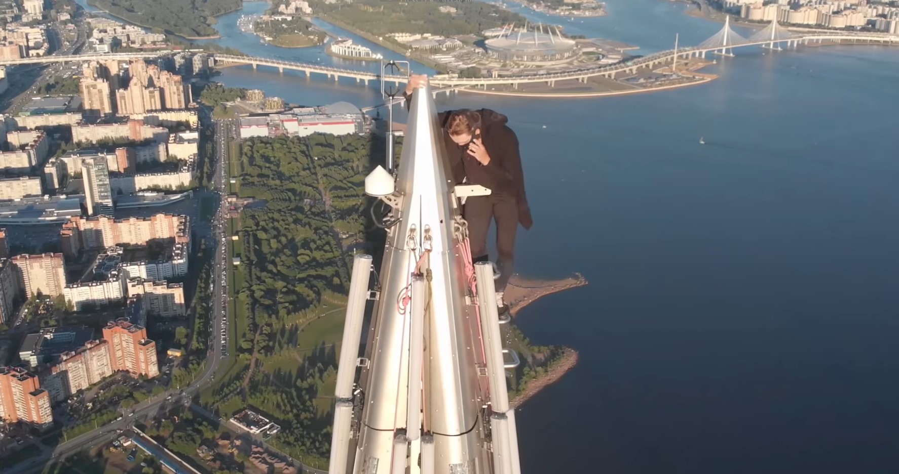 В Петербурге мужчина без страховки залез на башню «Лахта Центра»