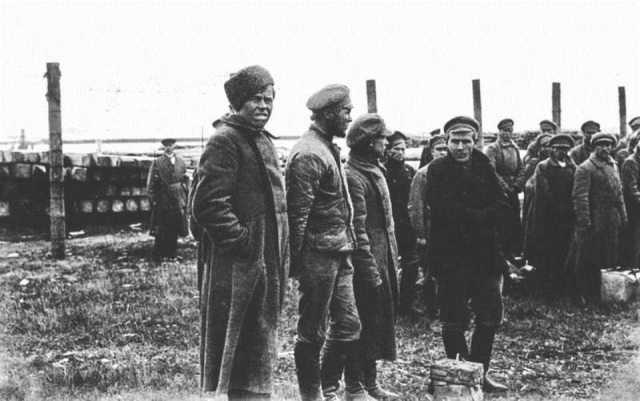 Лагерь пленных красноармейцев на Кегострове. 1919 год