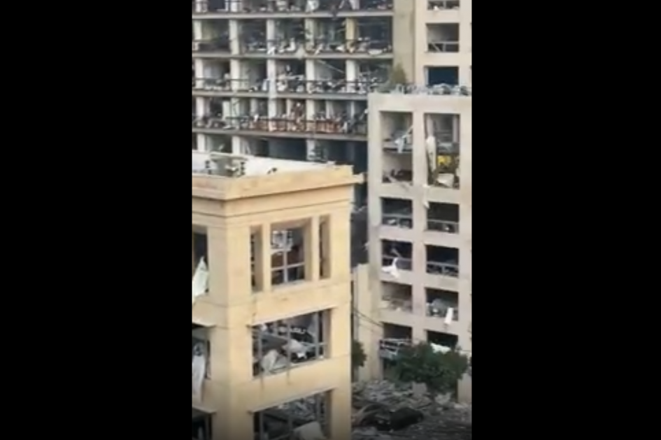 Человек остался без жилья. Бейрут взрыв аммиака в 2020 г. Бейрут взрыв нет стены у дома. Бейрут дома после взрыва мужчина собирает свои вещи.
