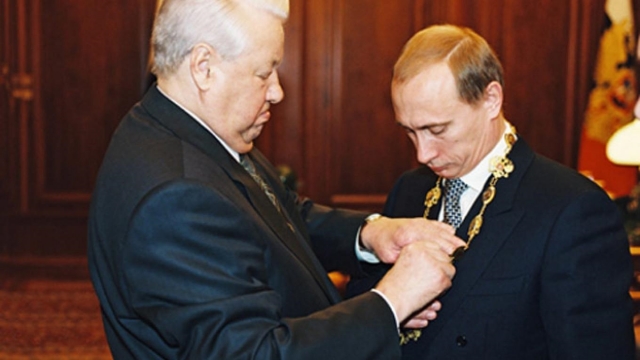 Борис Ельцин и Владимир Путин. 31 декабря 1999 