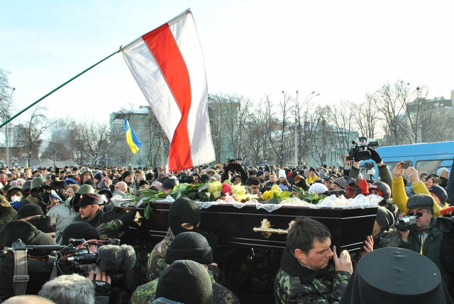 Траурная процессия с гробом  Михаила Жизневского прошла от Михайловского Златоверхийского собора до Майдана Незалежности 