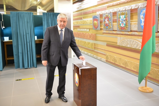 Владимир Семашко на избирательном участке. Москва 