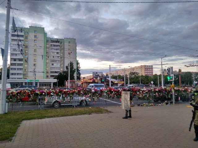 Сотрудники спецслужб на месте гибели протестующего. Минск 