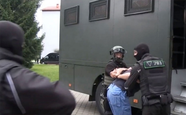 Момент задержания российских граждан силовиками Белоруссии