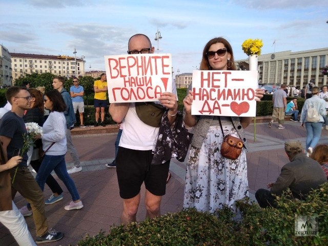 Протестующие на площади Независимости около Дома правительства в Минске 