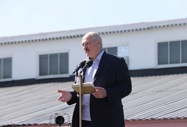 Александр Лукашенко во время посещения МЗКТ 