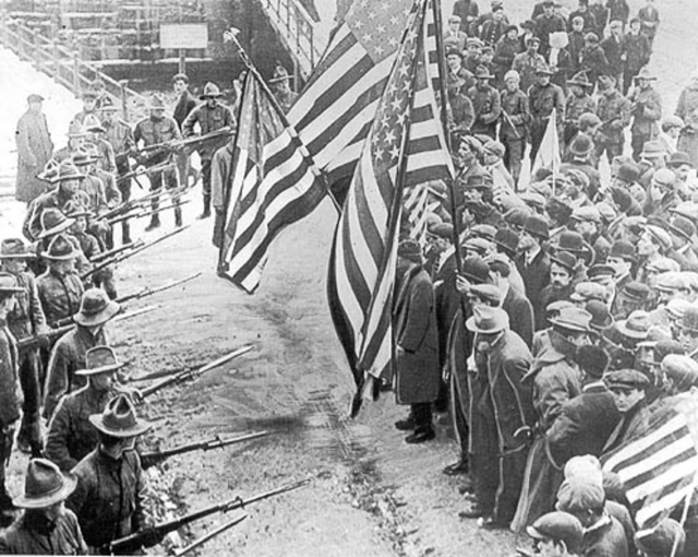 Демонстрация профсоюза, оцепленная солдатами. Массачусетс, США, 1912