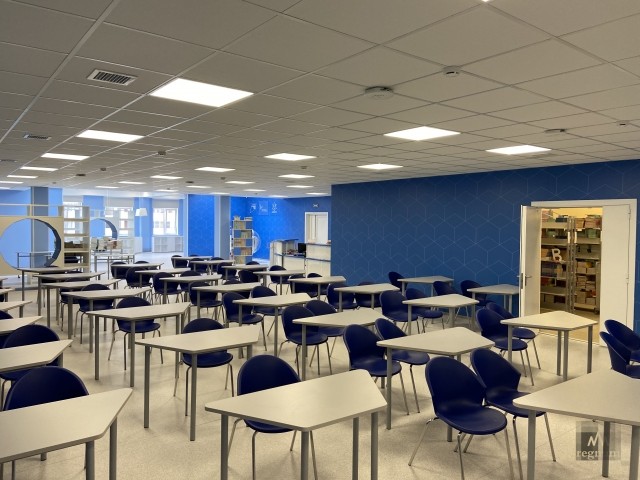 В случае необходимости в школе есть большие помещения, как Медиатека (на фото), которые могут использоваться под классы.         
