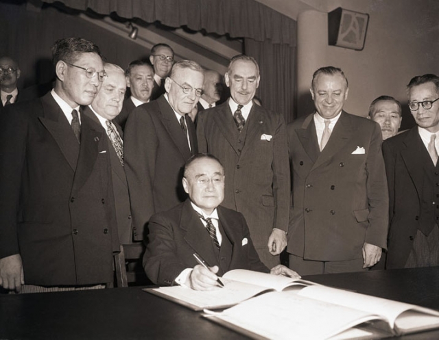 Премьер-министр Японии Сигэру Ёсида подписывает Сан-Францисский мирный договор. 1951