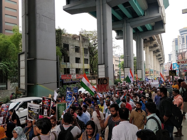 Протестующие блокируют уличное движение в Нью-Дели 