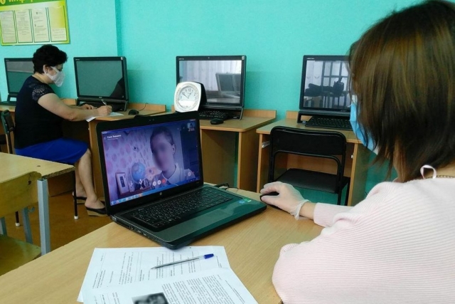 Учитель проводит урок по видео связи