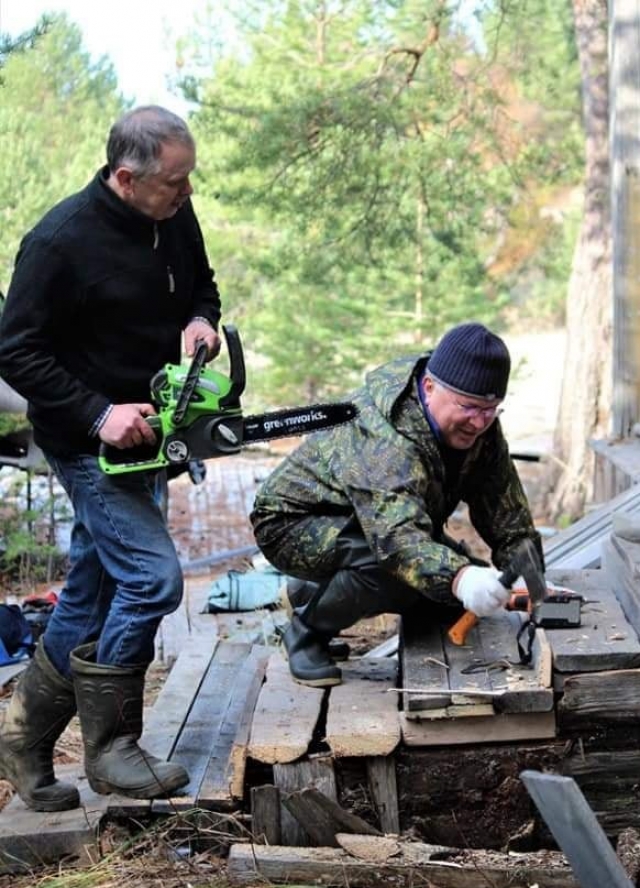 Участники Архангельской региональной туристкой ассоциации ремонтируют крыльцо брошенного музея концлагеря интервентов на острове Мудьюг