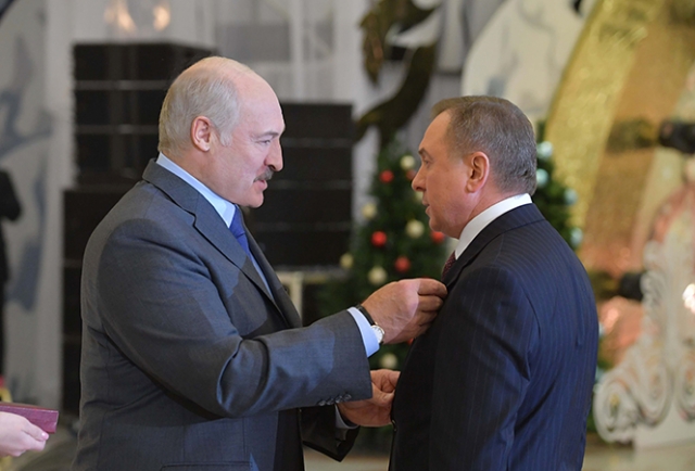 Александр Лукашенко вручает орден Отечества III степени Министру иностранных дел Белоруссии Владимиру Макею, 11 января 2019 года