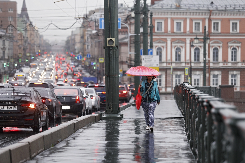 Петербург тепло. Тепло в Питере. Ленинград дождливые улицы. Санкт-Петербург теплая погода. В Питере сегодня тепло.