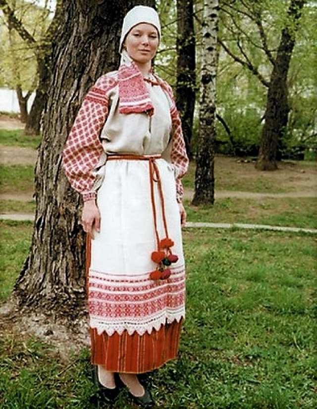 Девушка в традиционном белорусском крестьянском костюме 
