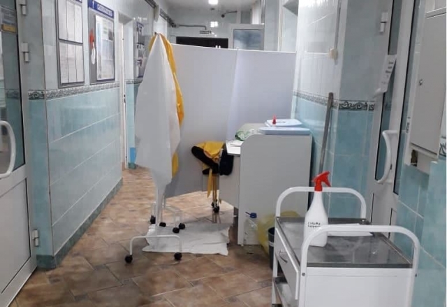 По версии главврача костромской областной больницы, это место для переодевания медиков оборудовано с соблюдением всех мер противоэпидемической безопасности