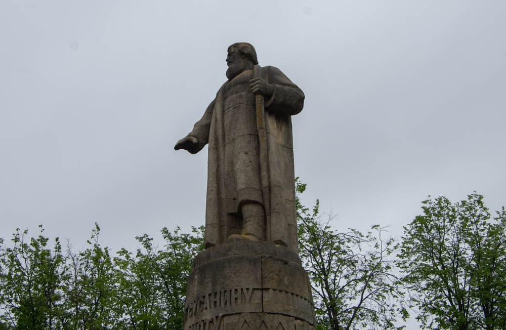 Памятник сусанину в сусанино. Сусанин памятник Кострома. Памятник Сусанину Кострома. Памятник Ивана Сусанина в Костроме.