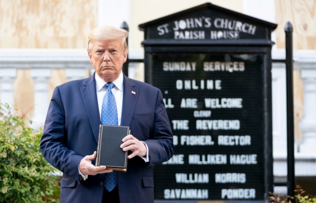 Президент США Дональд Трамп с библией