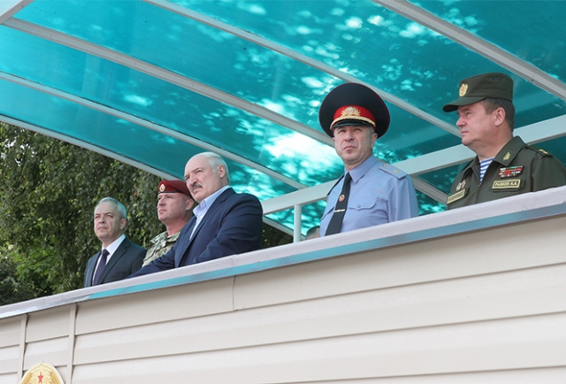 Посещение Александром Лукашенко войсковой части 3214 внутренних войск МВД в Минске 