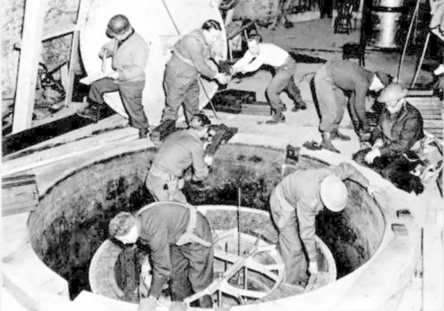 Американские солдаты на немецком ядерном реакторе. 1945