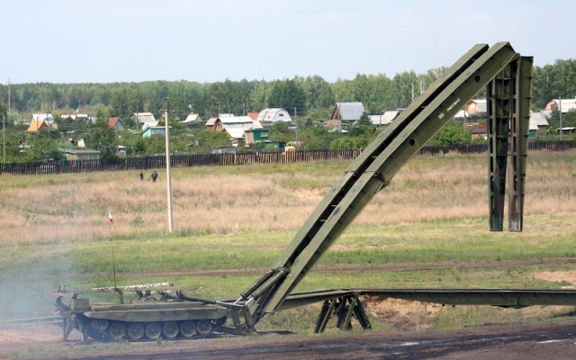 Танковый мостоукладчик МТУ-90 во время укладки моста 