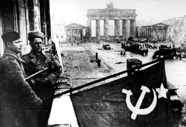 Советские солдаты в Берлине. 1945