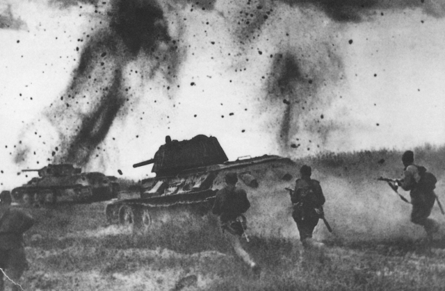 Танки Т-34-76 поддерживают атаку пехоты на Курской дуге. 1943