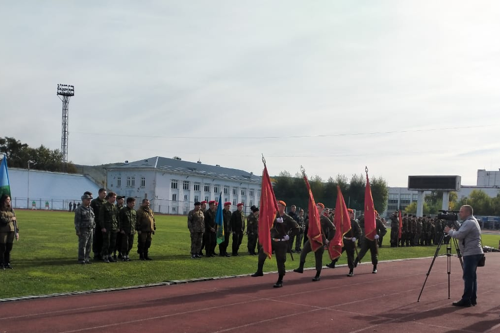 42 дивизия. Военизированная эстафета на стадионе. Знамя военизированная эстафета. Полки Победы. Полки Победы Златоуст.