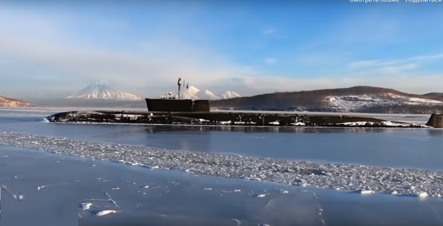 Атомная подводная лодка проекта 955 «Борей» в ходе испытаний в Белом море. Декабрь 2020