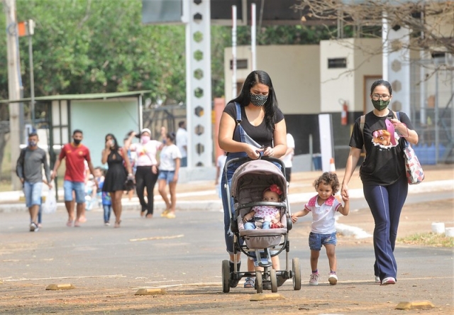 Люди на улице в масках. Бразилия