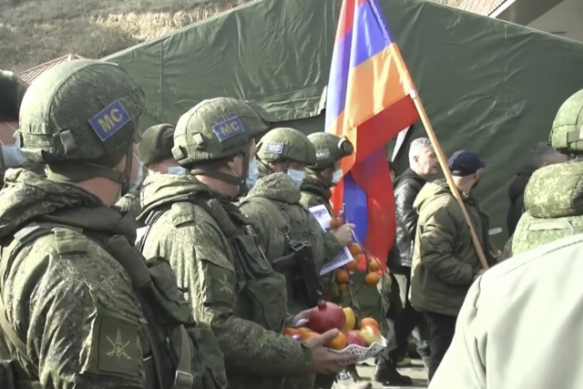 Жители Степанакерта поблагодарили российских миротворцев 