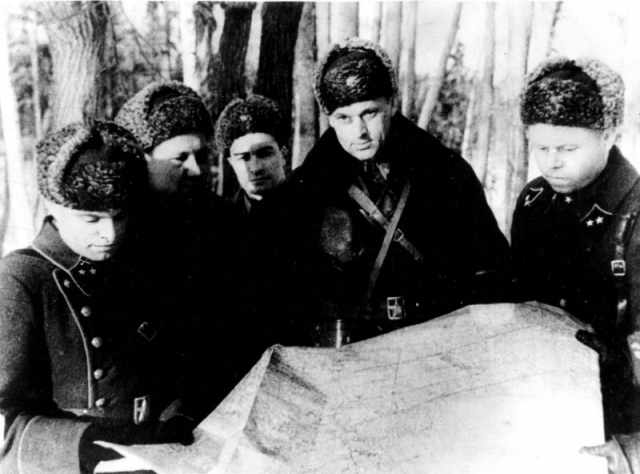 Командующий 16-й армией генерал-лейтенант К.К. Рокоссовский со своим штабом