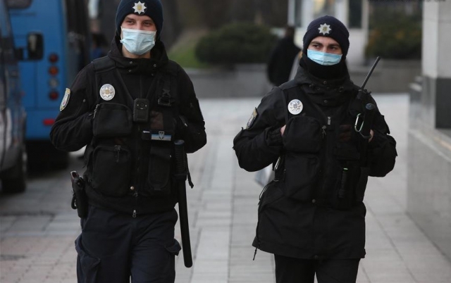 Украинские полицейские в медицинских масках