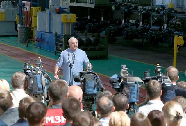 Александр Лукашенко во время общения с трудовым коллективом ОАО «Минский завод колесных тягачей», 14 августа 2015 года